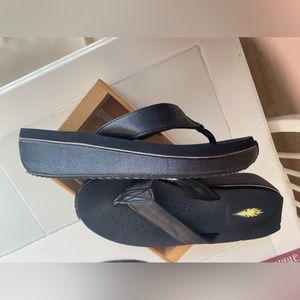 Volatile Women's Cafe Metallic Wedge Sandals Flip Flops, Black, 8